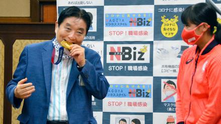 Heftig kritisiert: Nagoyas Bürgermeister Takashi Kawamura beißt in die olympische Goldmedaille von Miu Goto.