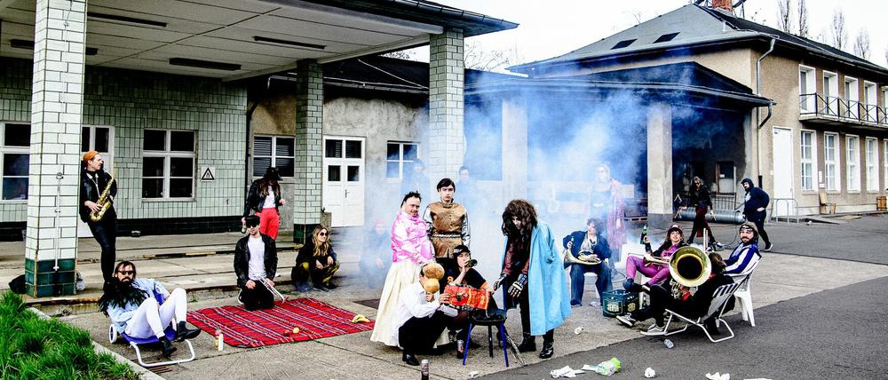 Die Akteur:innen des Festivals "Berlin is not am Ring" auf dem Gelände der Fahrbereitschaft in Berlin-Lichtenberg.