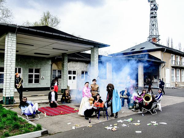 Die Akteur:innen des Festivals "Berlin is not am Ring" auf dem Gelände der Fahrbereitschaft in Berlin-Lichtenberg.