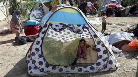In einem Park in Kabul kampieren Menschen, die vor den Taliban aus dem Norden des Landes geflohen sind.
