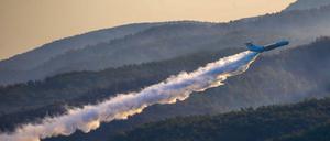 Ein Löschflugzeug im Einsatz in der Türkei.