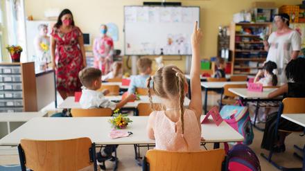 Eine Erstklässlerin meldet sich im Rahmen der Einschulungsfeier in der Grundschule im Panketal in Berlin-Karow. 