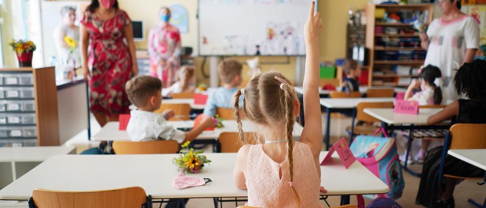 Eine Erstklässlerin meldet sich im Rahmen der Einschulungsfeier in der Grundschule im Panketal in Berlin-Karow. 