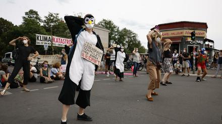 Aktivisten der Gruppe Extinction Rebellion blockieren am 7. August 2021 die Revaler Straße/Ecke Warschauer Straße in Berlin-Friedrichshain. 