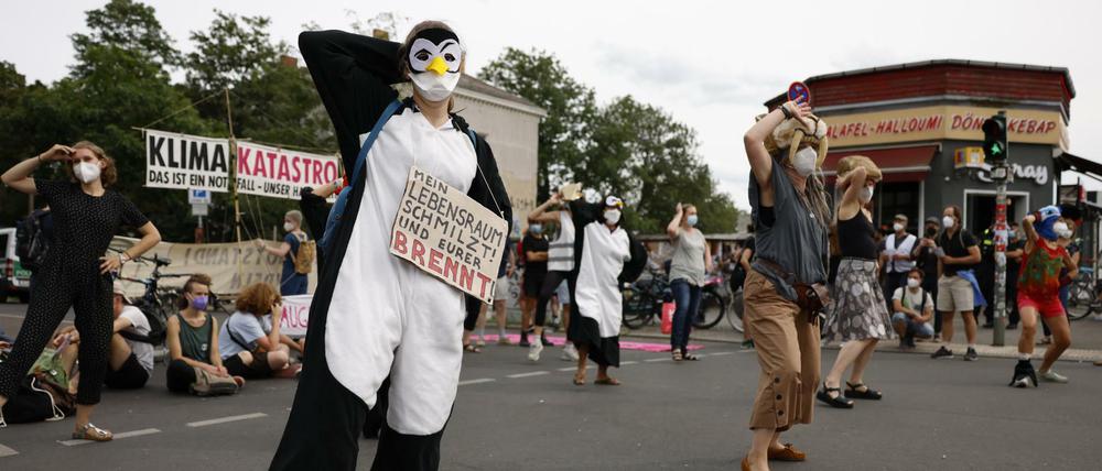 Aktivisten der Gruppe Extinction Rebellion blockieren am 7. August 2021 die Revaler Straße/Ecke Warschauer Straße in Berlin-Friedrichshain. 