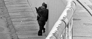 Schandmal. DDR-Grenzsoldaten an der frisch gestrichene Mauer zum West-Berliner Bezirk Kreuzberg (1985).