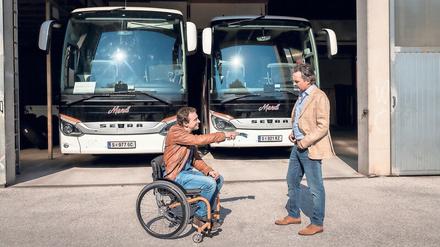 Macht sich verdächtig: Bustour-Unternehmer Rudi Mandl (Harald Schrott, rechts) wird von Major Peter Palfinger (Florian Teichtmeister) befragt. 