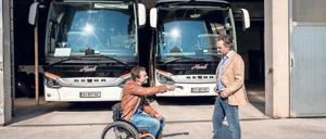 Macht sich verdächtig: Bustour-Unternehmer Rudi Mandl (Harald Schrott, rechts) wird von Major Peter Palfinger (Florian Teichtmeister) befragt. 