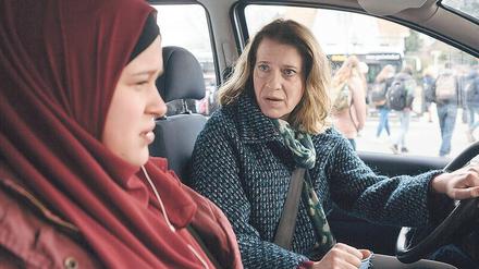 Hat für Religionen nicht viel übrig. Wanda (Caroline Peters, rechts) ärgert sich mächtig über ihre Tochter Nina (Chantal Zitzenbacher). 