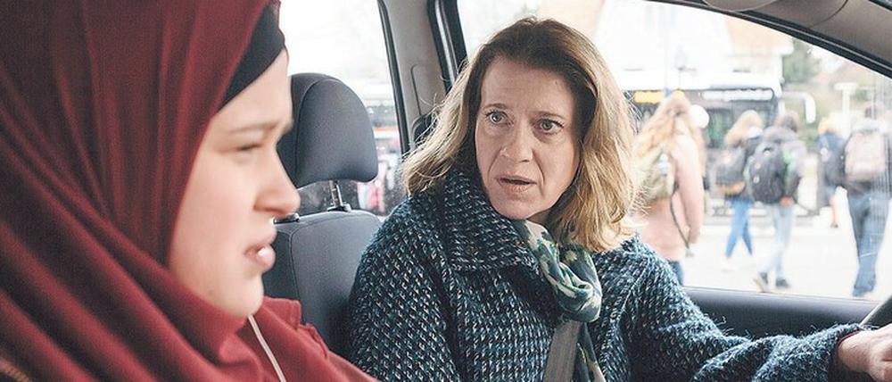 Hat für Religionen nicht viel übrig. Wanda (Caroline Peters, rechts) ärgert sich mächtig über ihre Tochter Nina (Chantal Zitzenbacher). 