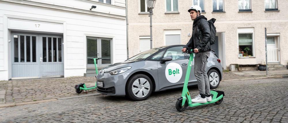 Bolt aus Estland ging in Berlin im Mai zunächst mit e-Rollern an den Start. Seit Juni vermittelt der Anbieter auch Fahrzeuge mit Fahrer:innen.