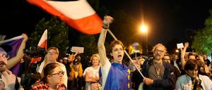Noch in der Nacht versammelten sich Demonstranten vor dem Parlament, um gegen das neue Rundfunkgesetz zu protestieren.