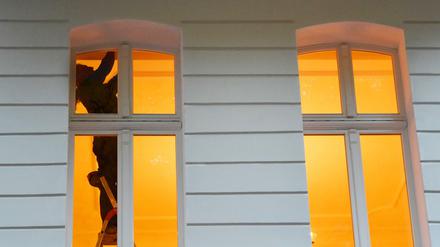 Ob Schwarzarbeit als Ordnungswidrigkeit oder als Straftat gewertet wird, hängt vom jeweiligen Verstoß ab. 