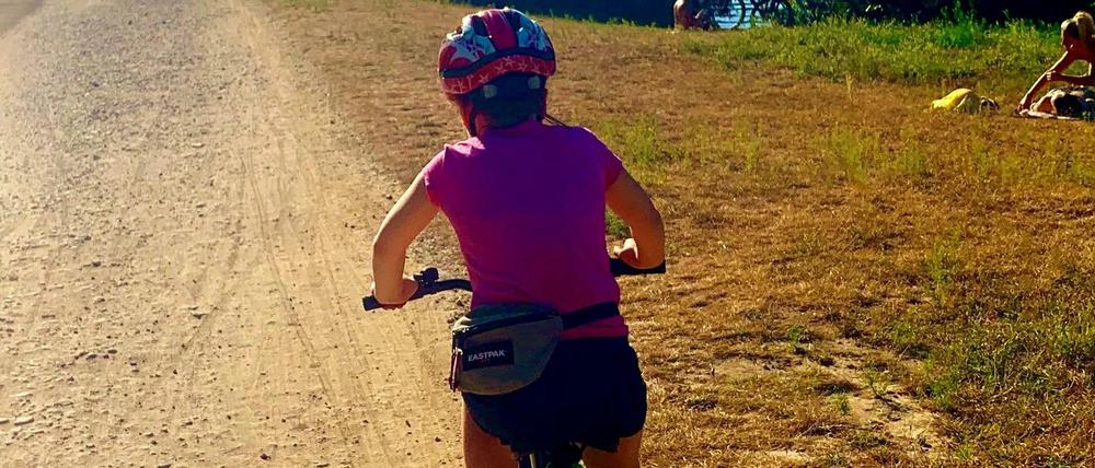 Üben, üben, üben. Nur so gewinnen Kinder Sicherheit beim Fahrradfahren.