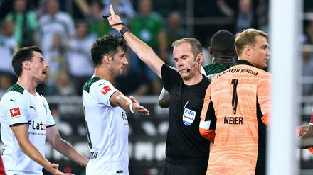 Die Gladbacher Jonas Hofmann (l.) und Lars Stindl sind unzufrieden mit der Entscheidung von Schiedsrichter Marco Fritz.