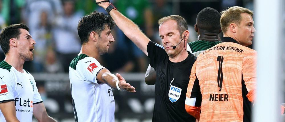 Die Gladbacher Jonas Hofmann (l.) und Lars Stindl sind unzufrieden mit der Entscheidung von Schiedsrichter Marco Fritz.