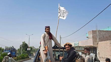 Siegeszug. Taliban-Kämpfer auf einem Fahrzeug der Armee am Sonntag in der Provinz Laghman. 