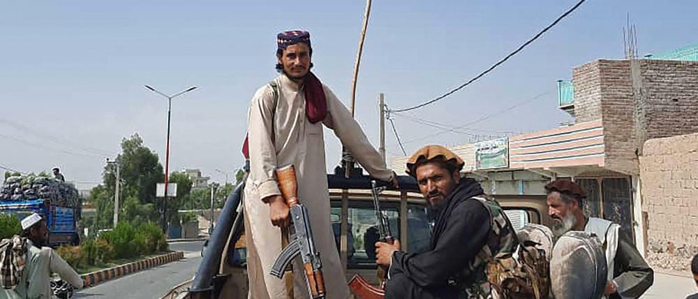 Siegeszug. Taliban-Kämpfer auf einem Fahrzeug der Armee am Sonntag in der Provinz Laghman.