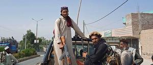 Siegeszug. Taliban-Kämpfer auf einem Fahrzeug der Armee am Sonntag in der Provinz Laghman. 