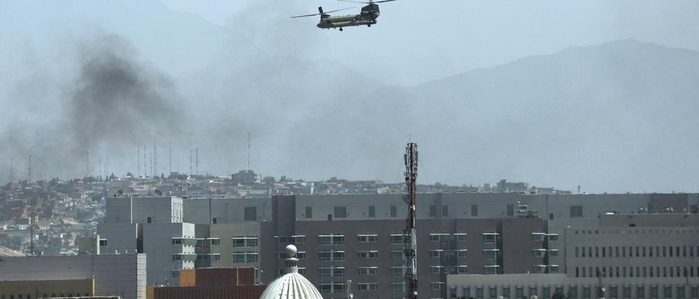 Ein Hubschrauber der USA von Typ Chinook überfliegt die Stadt Kabul. 