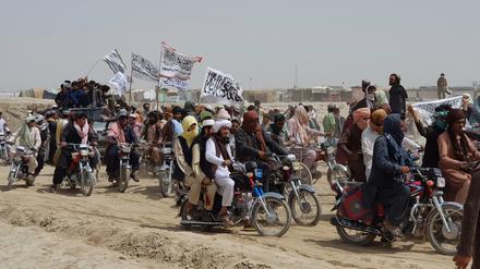 Anhänger der militant-islamistischen Taliban marschieren in der Nähe der afghanisch-pakistanischen Grenzen.