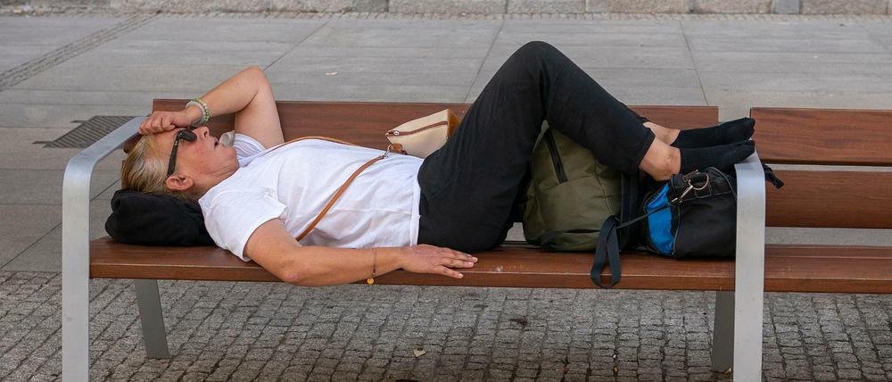 Hitzewelle in Spanien: Eine Frau liegt bei hohen Temperaturen auf einer Bank in Madrid.