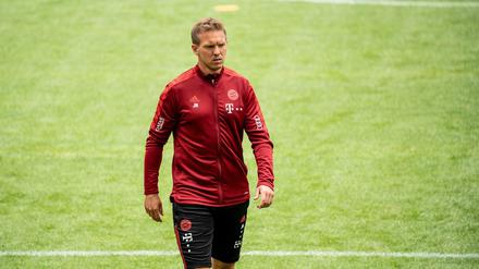 Skeptischer Blick. Für Julian Nagelsmann, den Trainer der Bayern, ist die Vorbereitung auf die neue Saison alles andere als herausragend verlaufen.