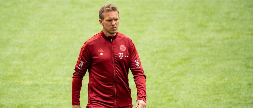 Skeptischer Blick. Für Julian Nagelsmann, den Trainer der Bayern, ist die Vorbereitung auf die neue Saison alles andere als herausragend verlaufen.