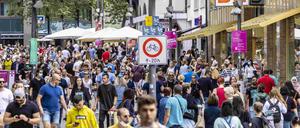 Fußgängerzone Ulm mit vielen Menschen in Zeiten der Corona-Pandemie. (Symbolbild)