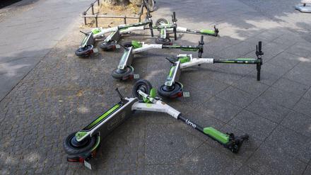 Immer wieder liegen E-Scooter auf Berliner Gehwegen herum.