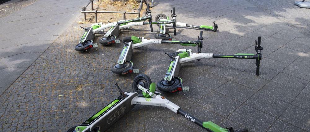 Immer wieder liegen E-Scooter auf Berliner Gehwegen herum.