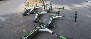 Immer wieder liegen E-Scooter auf Berliner Gehwegen herum.