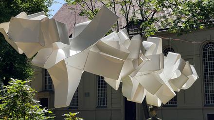 Wie eine Wolke. Die Klanginstallation mit dem Titel „Für zwei Nachtigallen, zwei Amseln und eine Taube“ ist von der Straße aus leicht zu übersehen.