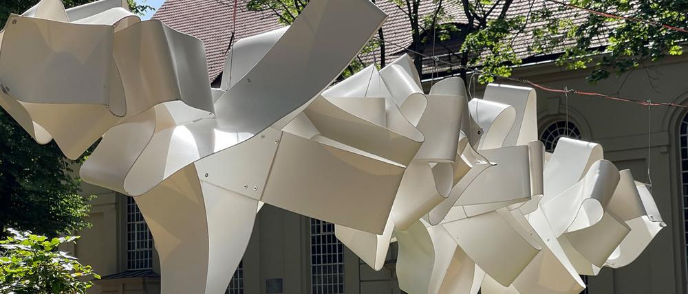 Wie eine Wolke. Die Klanginstallation mit dem Titel „Für zwei Nachtigallen, zwei Amseln und eine Taube“ ist von der Straße aus leicht zu übersehen.