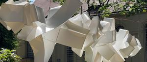 Wie eine Wolke. Die Klanginstallation mit dem Titel „Für zwei Nachtigallen, zwei Amseln und eine Taube“ ist von der Straße aus leicht zu übersehen.