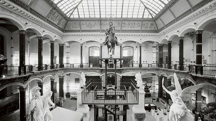 Hängt den Preußenkönig. Im Lichthof des Museums hing der Abguss des Reiterstandbilds von Kaiser Wilhelm I. an einem Fesselballon in der Luft. Die Ausstellungsmacher wollten ihm so seine dynastische Schwere nehmen.