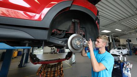 Nico Woitkowiak, Auszubildender bei einem Autoservice in Potsdam. Seine Aussichten sind gut, nicht nur, weil er schon einmal "Azubi des Monats" der Handwerkskammer war. 