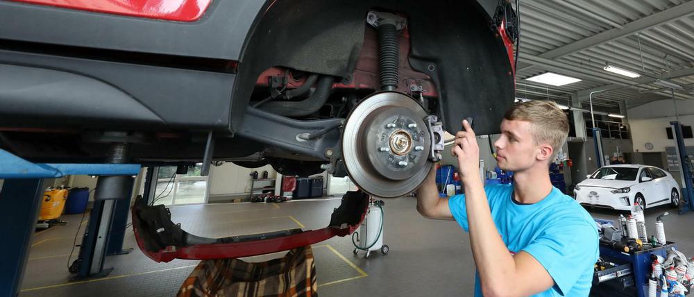 Nico Woitkowiak, Auszubildender bei einem Autoservice in Potsdam. Seine Aussichten sind gut, nicht nur, weil er schon einmal "Azubi des Monats" der Handwerkskammer war.