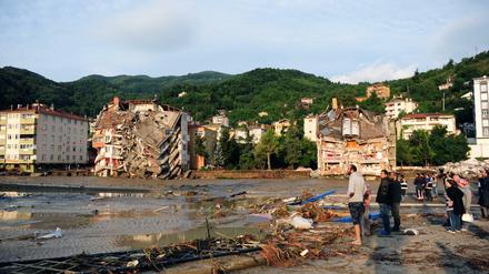 Fassungslos schauen Menschen in Bozkurt in der Provinz Kastamonu auf die Zerstörungen, die die Flut angerichtet hat. 