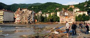Fassungslos schauen Menschen in Bozkurt in der Provinz Kastamonu auf die Zerstörungen, die die Flut angerichtet hat. 
