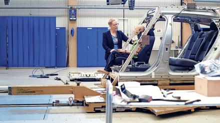 Call me „Eva“. In Schweden wurde der Prototyp eines weiblichen Dummys entwickelt. Neue Automodelle müssen bisher aber weiterhin nur mit den herkömmlichen, also männlichen Modellen getestet werden. 