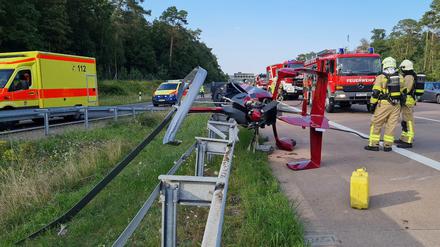 Nach Polizeiangaben vom Donnerstag wurden die beiden Insassen bei der geplanten Notlandung verletzt und anschließend in ein Krankenhaus eingeliefert. 