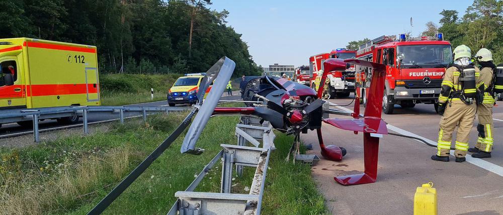 Nach Polizeiangaben vom Donnerstag wurden die beiden Insassen bei der geplanten Notlandung verletzt und anschließend in ein Krankenhaus eingeliefert.