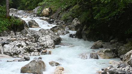 Der Hammersbach am Höllentalklamm. Montag war nach starken Regenfällen eine Flutwelle durch die Schlucht gerauscht. 