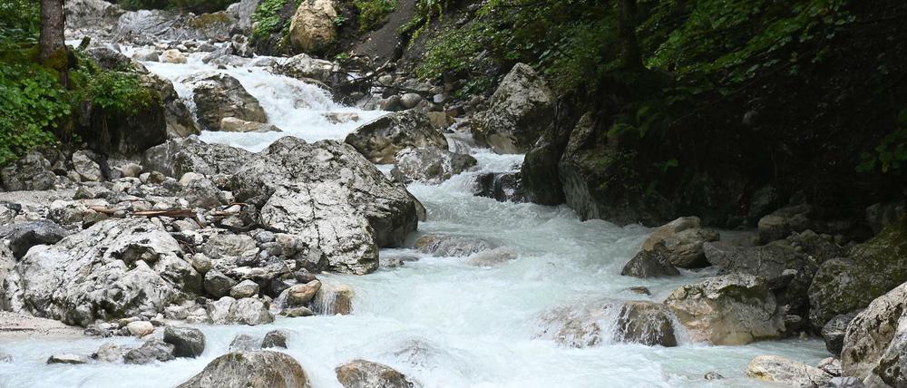 Der Hammersbach am Höllentalklamm. Montag war nach starken Regenfällen eine Flutwelle durch die Schlucht gerauscht. 
