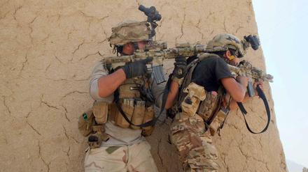 Mitglieder der afghanischen Sicherheitskräfte während eines Kampfes gegen Anhänger der Taliban in der südafghanischen Provinz Kandahar. 