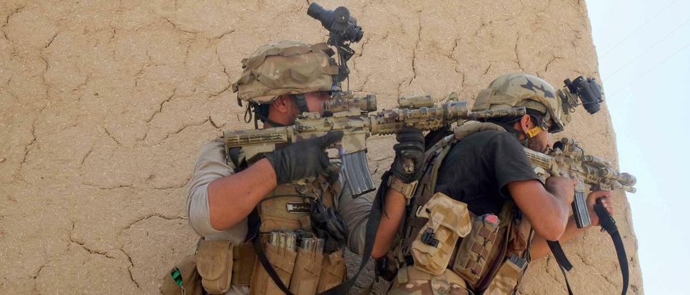 Mitglieder der afghanischen Sicherheitskräfte während eines Kampfes gegen Anhänger der Taliban in der südafghanischen Provinz Kandahar. 