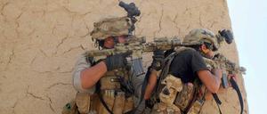 Mitglieder der afghanischen Sicherheitskräfte während eines Kampfes gegen Anhänger der Taliban in der südafghanischen Provinz Kandahar. 