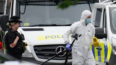 Polizisten ermitteln am Einsatzort in Plymouth.