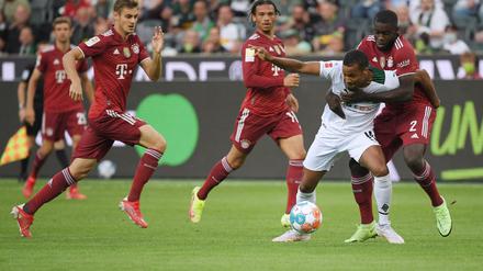 Ihr könnt mich nicht halten, ihr vielen Bayern. Alassane Plea (in weiß) schoss das 1:0 für Gladbach.